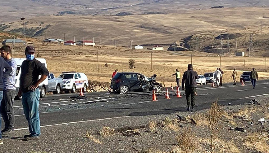 Bingölde feci kaza Ambulans ile otomobil çarpıştı: Biri bebek 7 yaralı