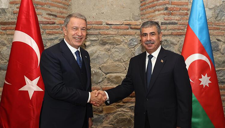 Bakan Akar, Azerbaycan Savunma Bakanı Hasanov ile bir araya geldi