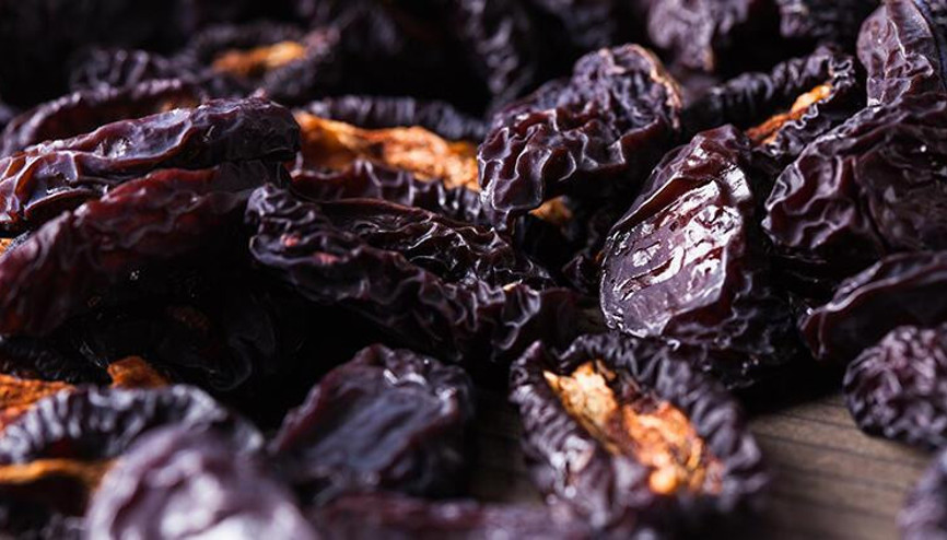 Kuru erik besin değerleri: 100 gr Kuru erik kaç kalori Protein ve karbonhidrat değerleri..