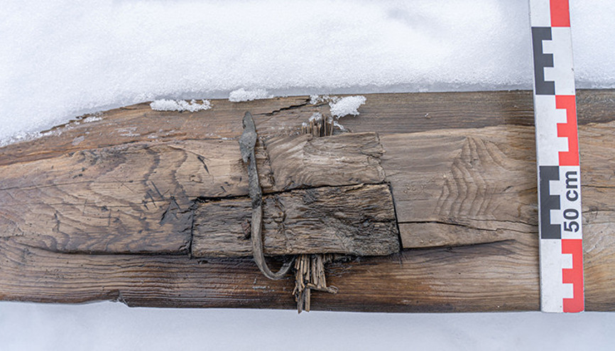 Arkeologlardan çarpıcı keşif: Buzullarda 1300 yıllık kayak takımı bulundu Arkeologlardan çarpıcı keşif: Buzullarda 1300 yıllık kayak takımı bulundu