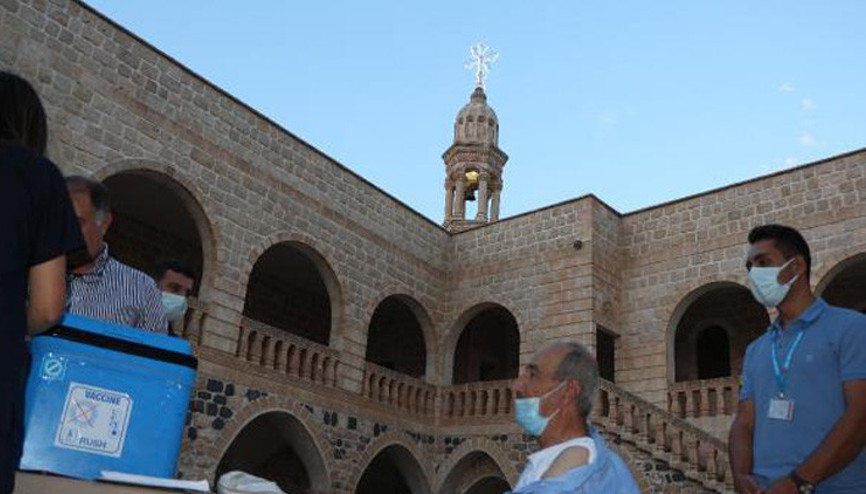 Şırnak’ta cami ve kilise önlerine aşılama noktaları kuruldu Şırnak’ta cami ve kilise önlerine aşılama noktaları kuruldu