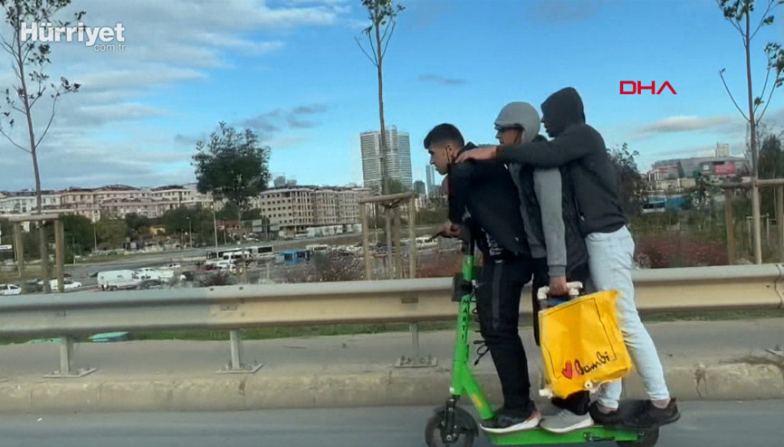 Elektrikli scootera 3 kişi aynı anda binerken görüntülendi