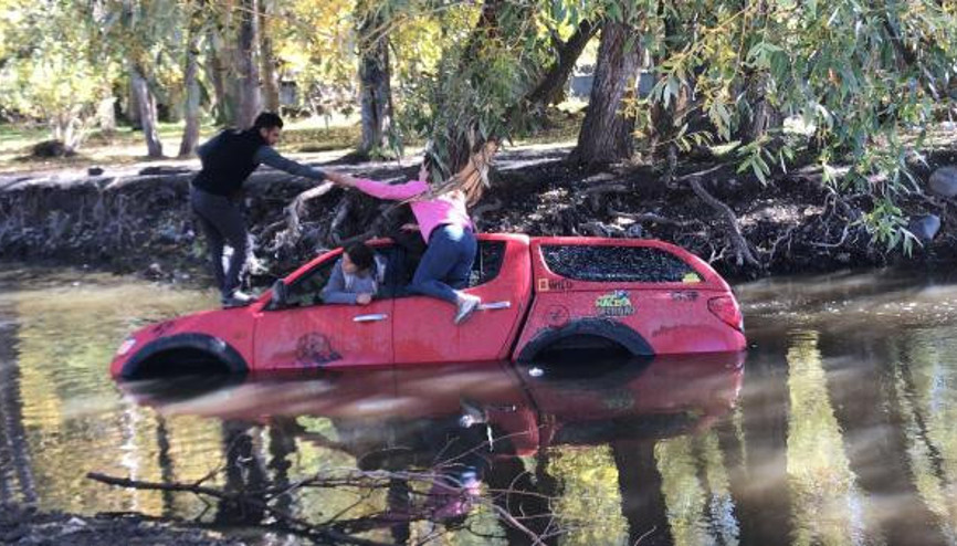 Off-road aracı nehri geçerken yan yattı 4 kişi camdan çıkarıldı