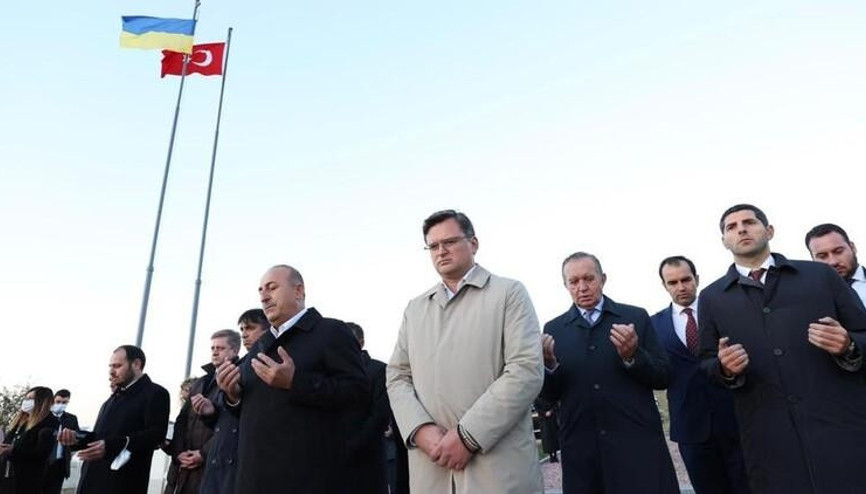 Bakan Çavuşoğlu, Galiçyada şehit düşen Türk askeri anıtlarına çelenk bıraktı
