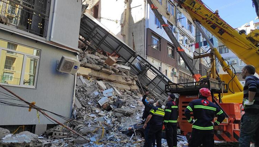 Gürcistanda 7 katlı bina çöktü İlk görüntüler