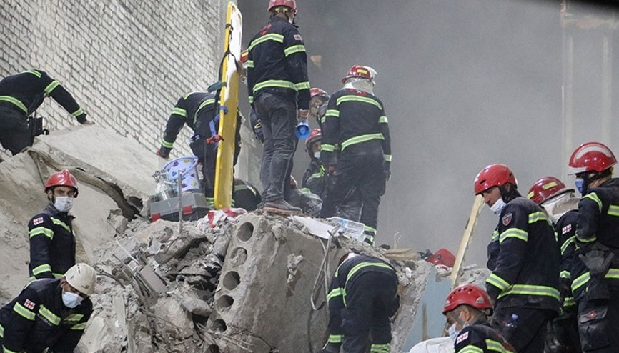 Gürcistanda çöken 7 katlı binanın enkazında 5 kişinin cansız bedenine ulaşıldı