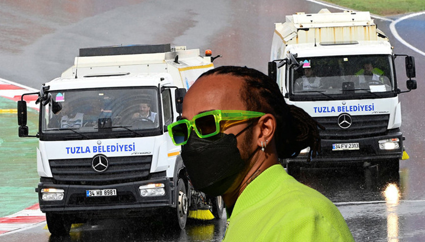 Mercedes, Hamilton ve Bottasın sonuçlarını yol süpürme araçlarıyla duyurdu, Tuzla Belediyesinden cevap geldi
