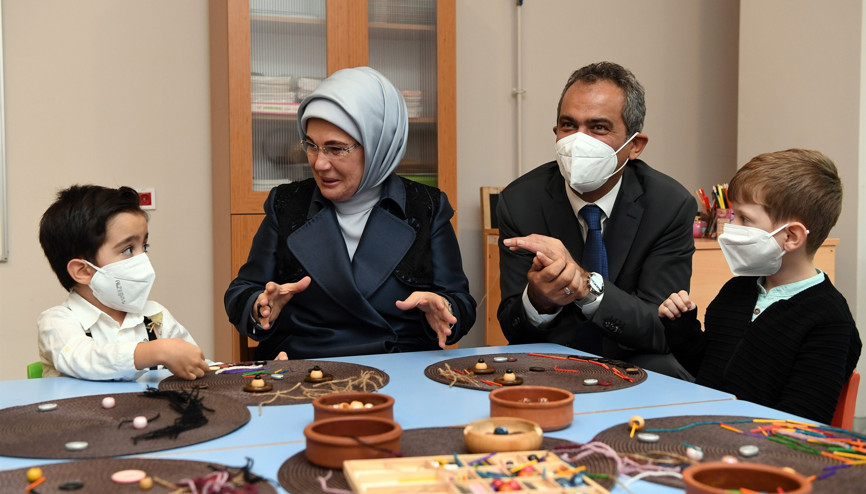 Emine Erdoğan: Eğitime yapılan her yatırım en büyük iyiliktir Emine Erdoğan: Eğitime yapılan her yatırım en büyük iyiliktir