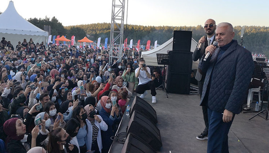 AK Parti Genel Başkanvekili Binali Yıldırım, şarkıcı Soner Sarıkabadayı ile düet yaptı