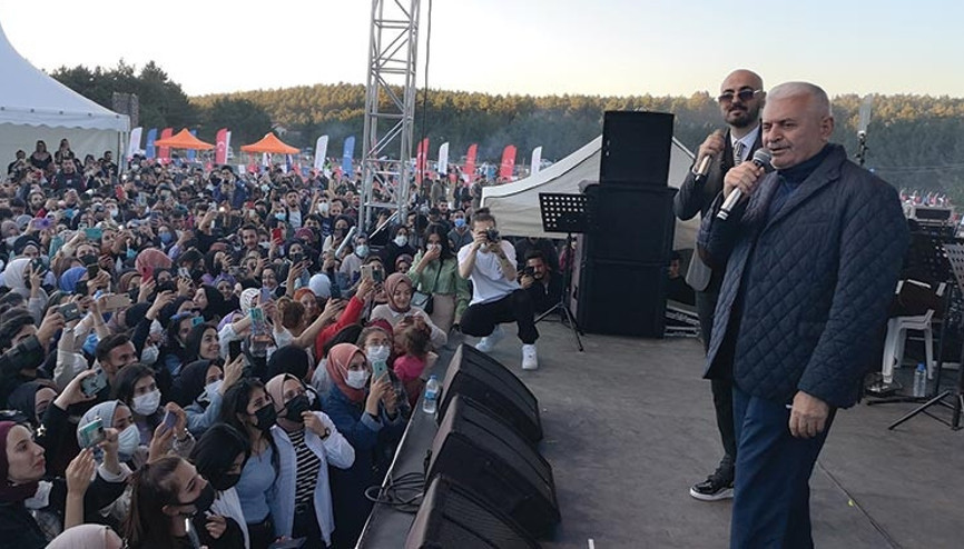 Binali Yıldırım, Soner Sarıkabadayı ile düet yaptı