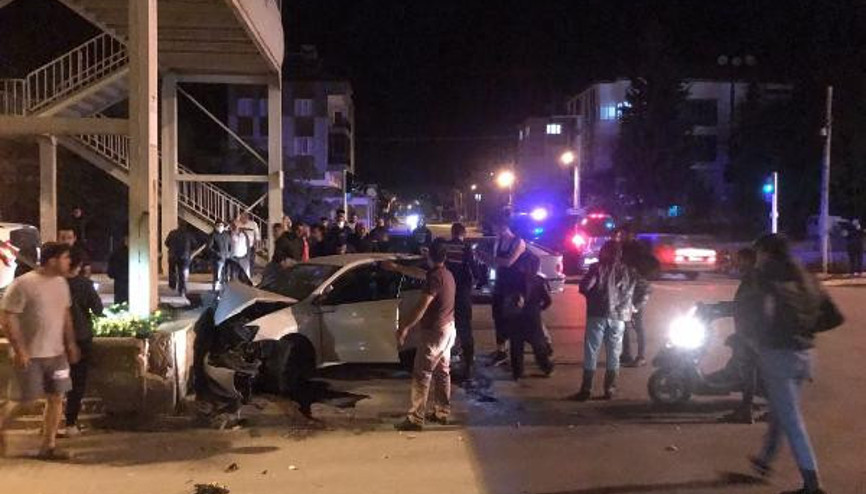 Burdurda yürek yakan kaza... Refüje çarpan otomobildeki 1i bebek 2 kişi öldü, 4 kişi yaralı