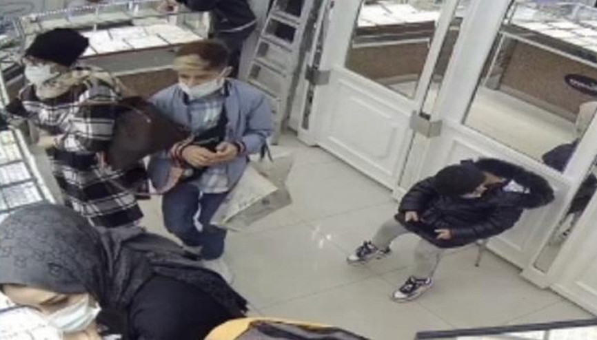 Biri oyaladı diğeri bileziği çaldı... Anbean kamerada