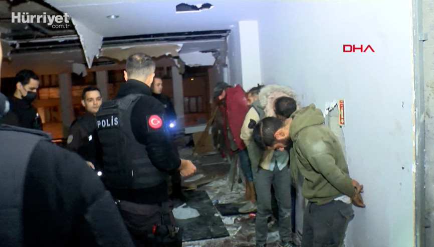 Beyoğlunda Reza Zarrabın el konulan binasına dadanan hırsızlara akşam baskını