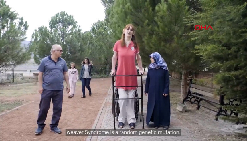 2 metre 15 santimetre boyundaki Rümeysa, dünyanın en uzun kadını olarak Guinnesste