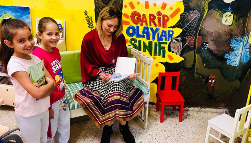 Öğrencilerini kahraman yapıyor, hikayelerini yazıyor