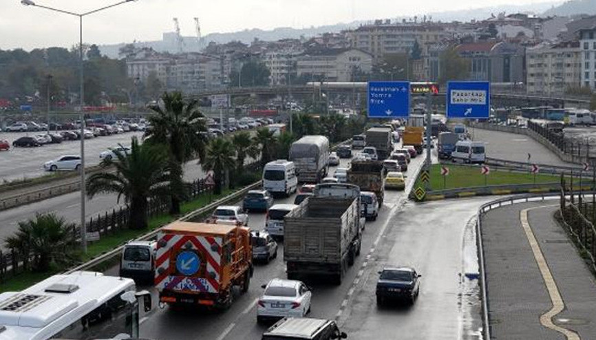 10 aracın karıştığı zincirleme kaza 5 kilometrelik kuyruk oluştu