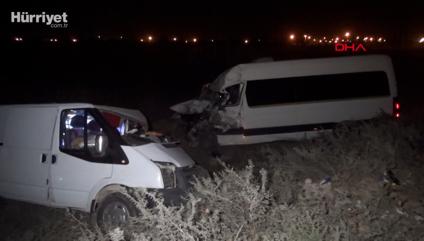 Şanlıurfada öğretmenlerin bulunduğu minibüs ile panelvan çarpıştı: 10 yaralı