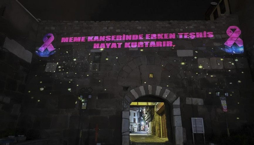 Pembe farkındalık şehri aydınlattı