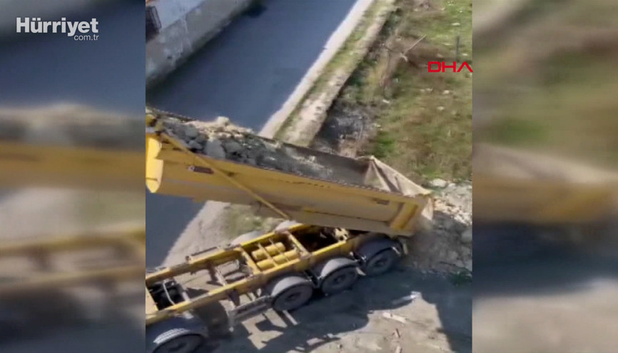 Kaçak hafriyatçılar işi abarttı, güpegündüz boş arsaya döküm yapıp kaçtılar Kaçak hafriyatçılar işi abarttı, güpegündüz boş arsaya döküm yapıp kaçtılar