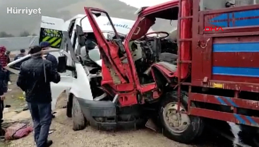 Tokatta servis minibüsü kamyonetle çarpıştı 2 ölü