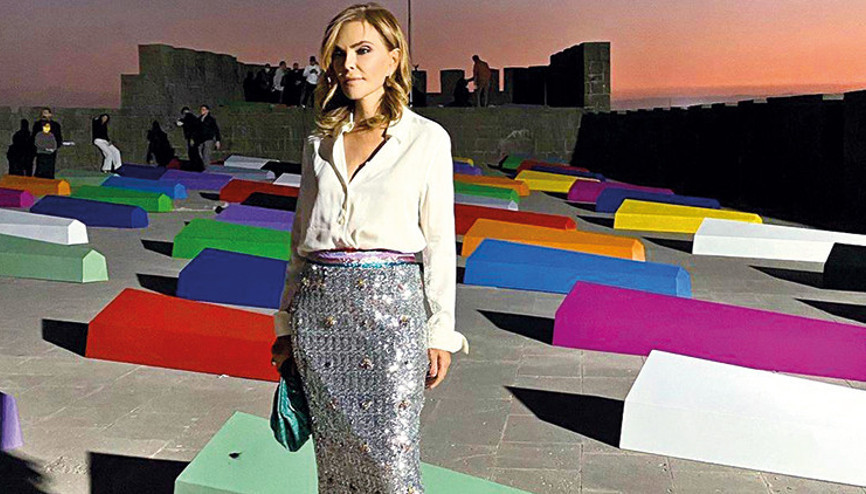 Renkli tabutlarla poza tepki