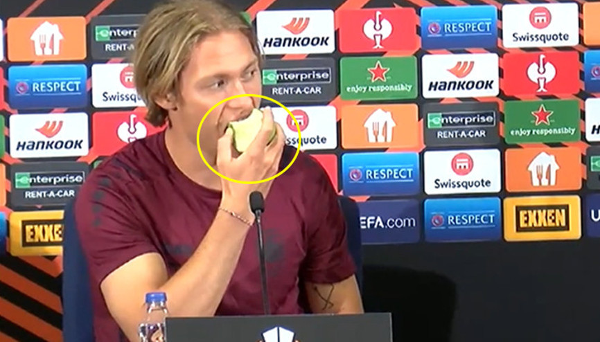 Son Dakika: Fenerbahçenin rakibinden görülmemiş hareket Viktor Fischer basın toplantısında elma yedi...