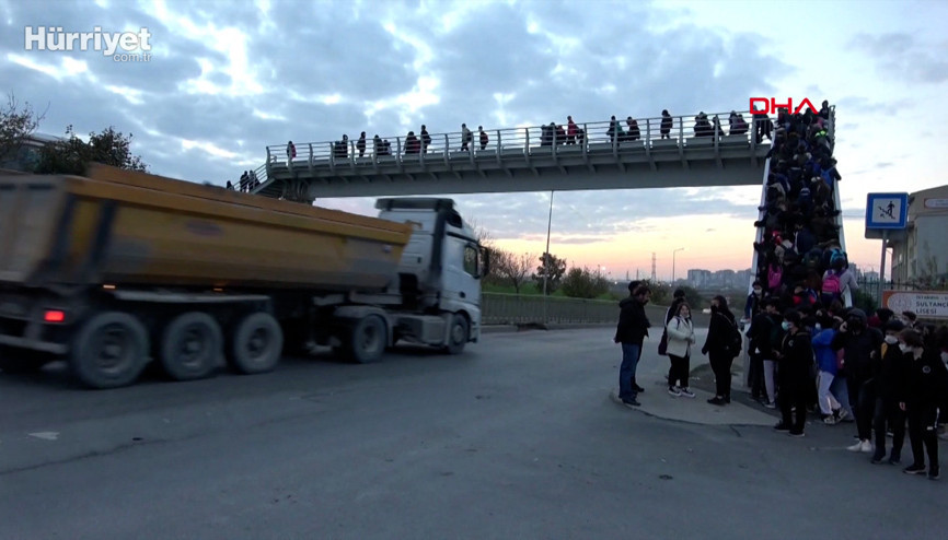 Sultangazide okul yolundan geçen hafriyat kamyonları tedirgin ediyor