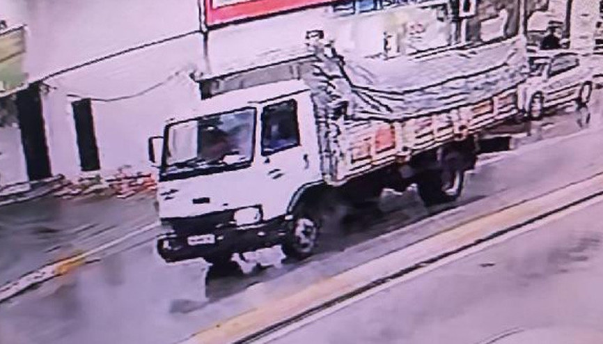 Tuzlada caddeyi kaplayan gizemli köpüğün sırrı çözüldü
