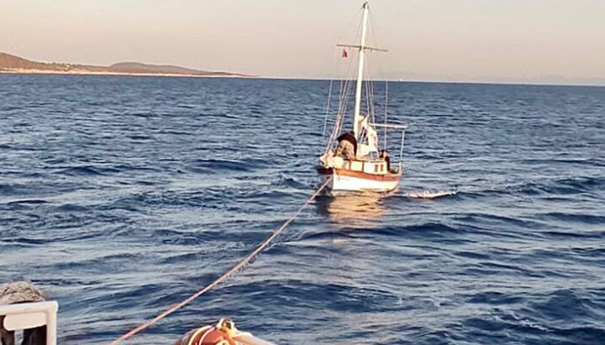 Denizde mahsur kalan tekneyi Kıyı Emniyeti kurtardı