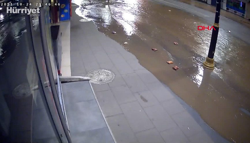 Sivasta şebeke suyu hattı patladı, cadde sular altında kaldı
