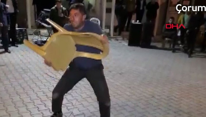 Fenomen davulcu sandalye ile güreşti
