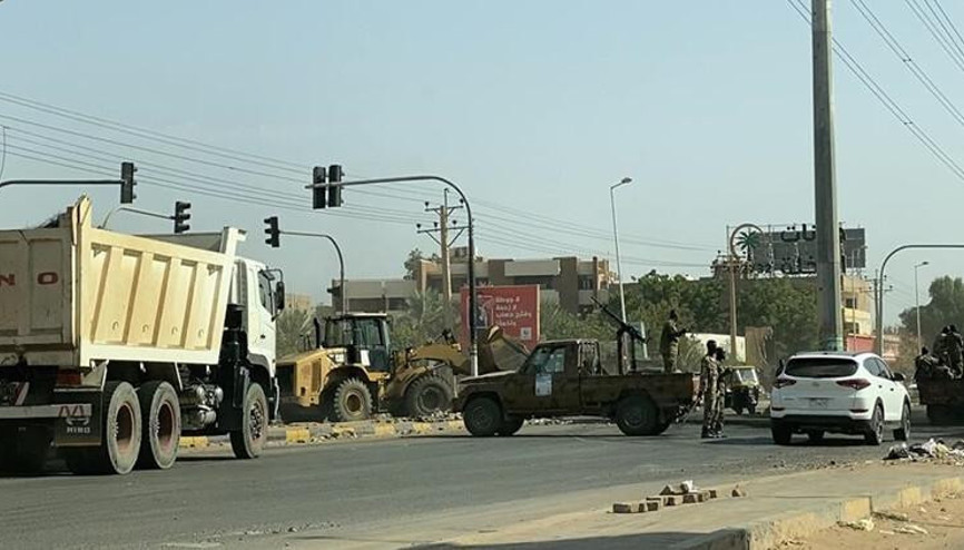 Sudan ordusu ana caddelerdeki barikatları kaldırıyor