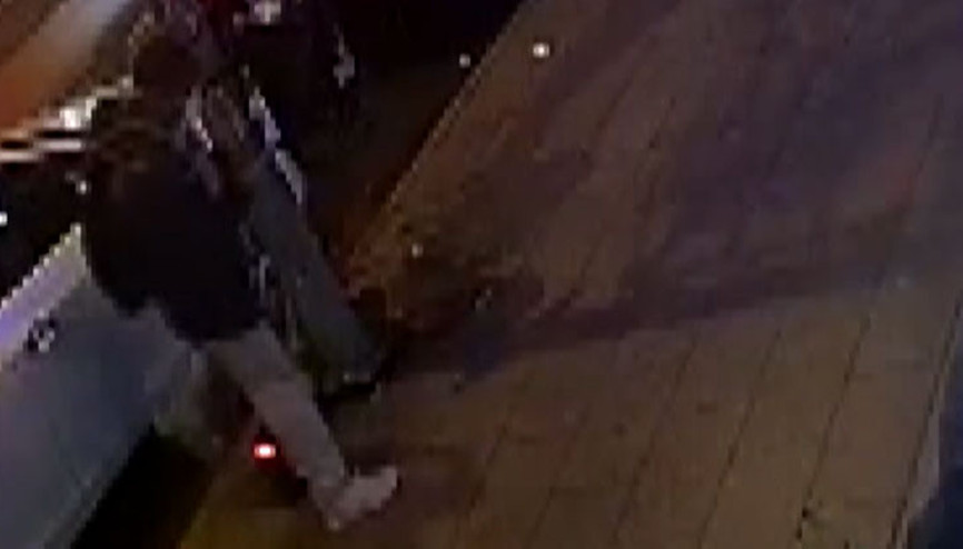 Yerde bulduğu cüzdanın içindeki parayı önce saydı sonra alıp gitti