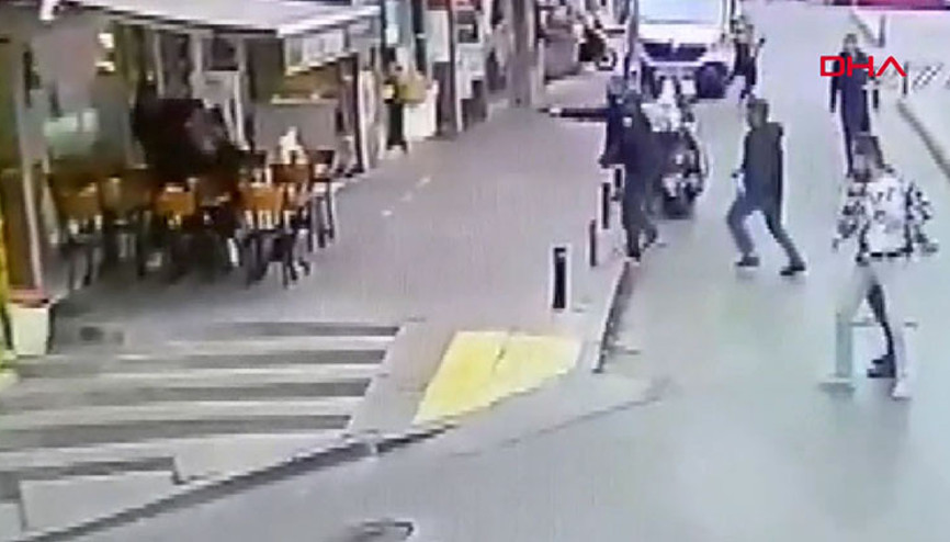 Silahlı ve döner bıçaklı saldırganlara karşı sandalye ile direndi