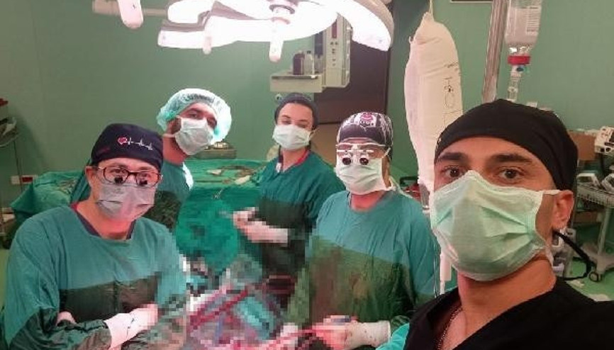 Aort damarı 3 kat büyüyen hastaya, 8 saatlik ameliyatla sentetik damar takıldı