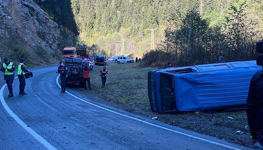 Rizede cezaevi aracı devrildi