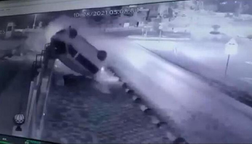 Tuzlada feci kaza: Virajı alamayıp duvara çarptı, defalarca takla attı