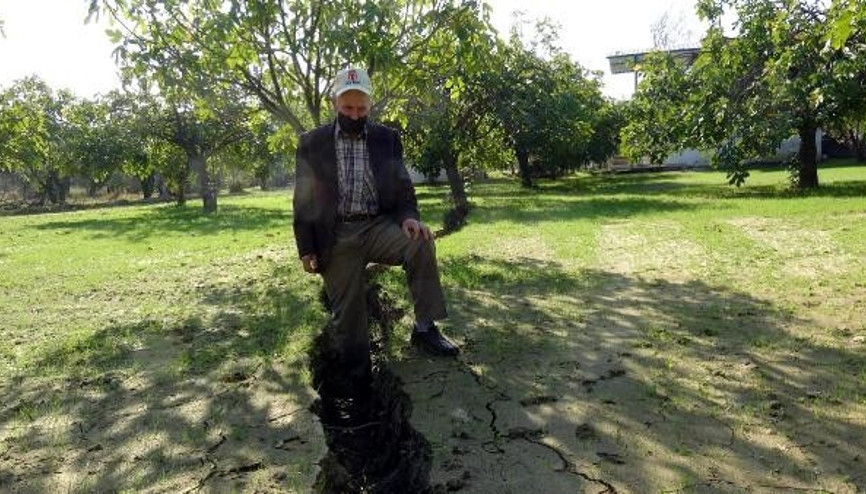 Aydında arazilerde oluşan çatlakların sayısı artıyor Aydında arazilerde oluşan çatlakların sayısı artıyor