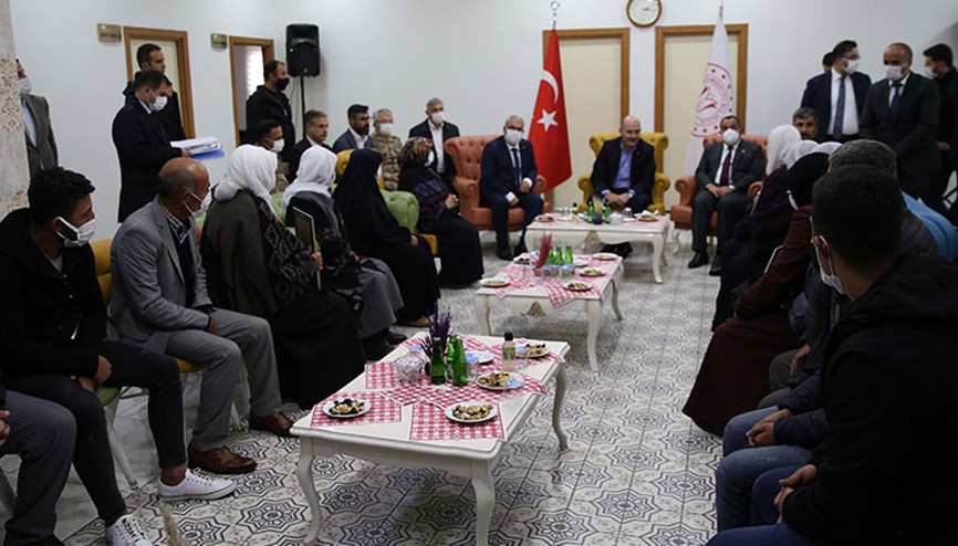 İçişleri Bakanı Soylu, Muşta çocukları için HDP önünde eylem yapan ailelerle görüştü