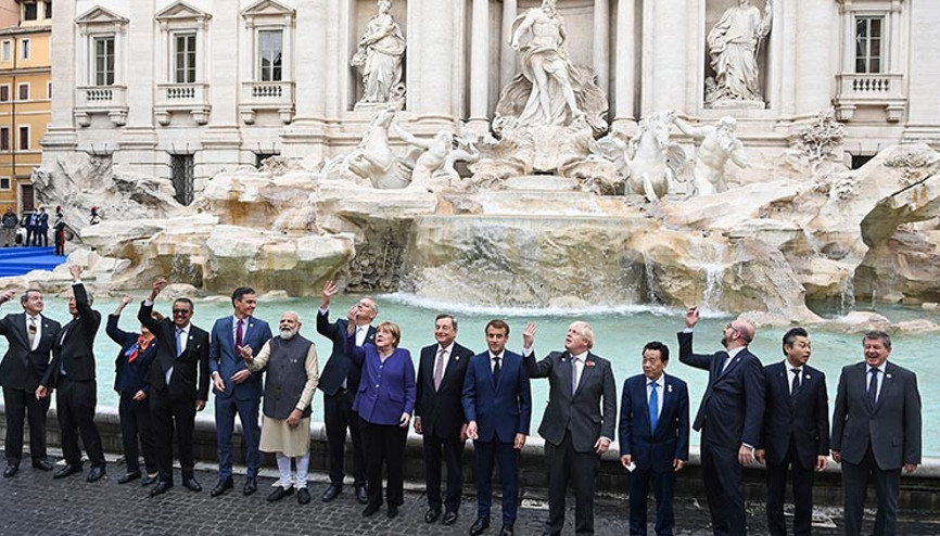 G20 Zirvesine katılan bazı liderler dilek tutup meşhur Trevi Çeşmesine para attı