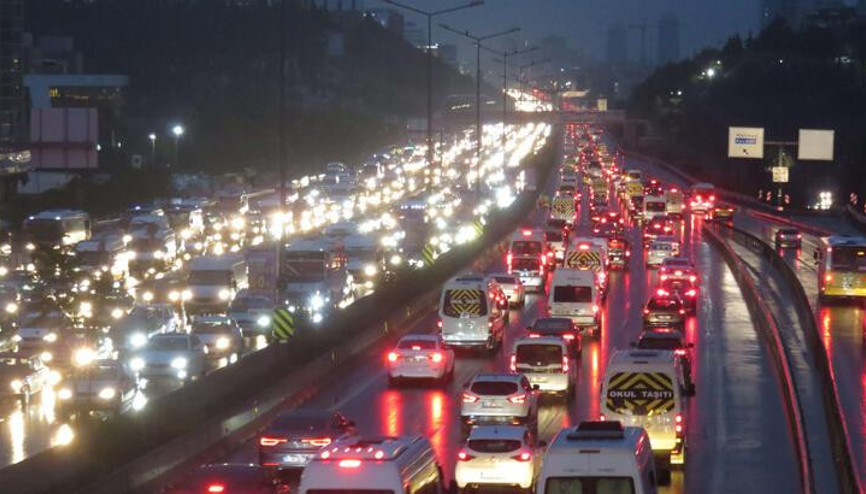 İstanbul’da haftanın ilk iş gününde trafik yoğunluğu