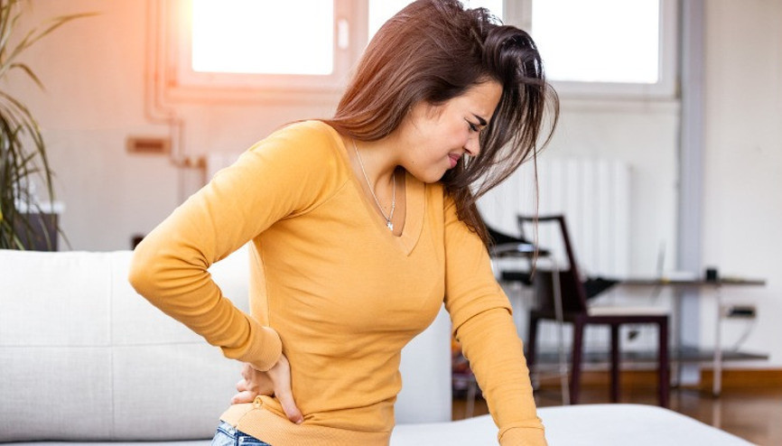 Mide ağrısı sırta vurur mu, hangi hastalıkların belirtisidir