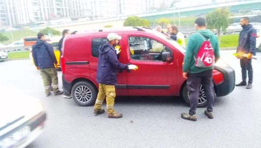 Cevizlibağda araç içinde fenalaştı. belediye işçileri camı kırıp kadını kurtardı