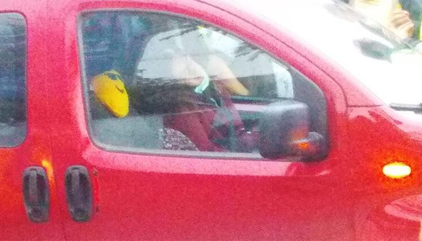 Araç içinde fenalaşan kadını belediye işçileri kurtardı