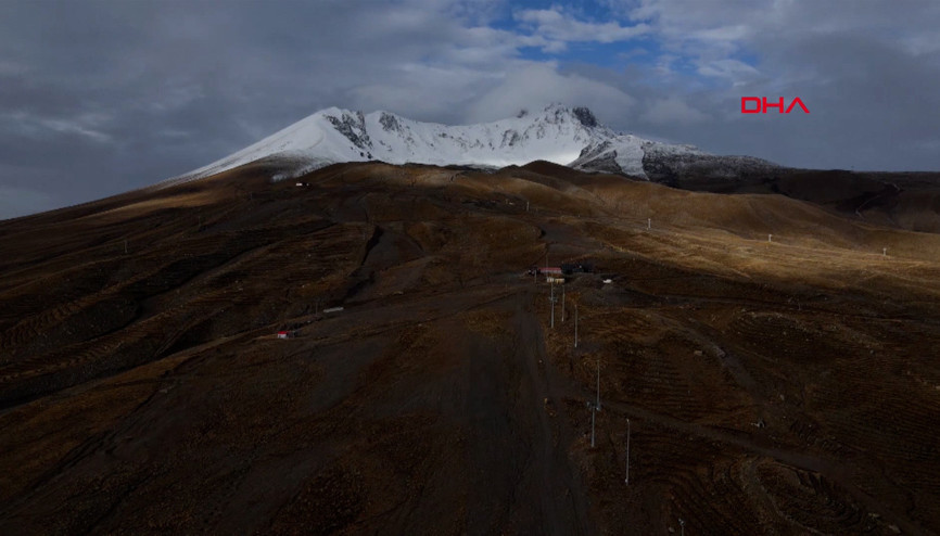 Erciyes Dağının zirvesi beyaza büründü