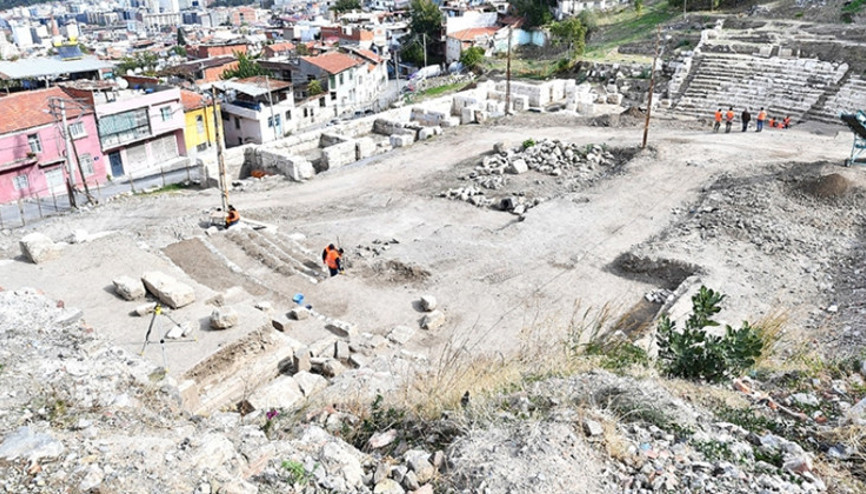 Smyrna Antik Kentindeki tiyatroda sanatçı tuvaleti bulundu