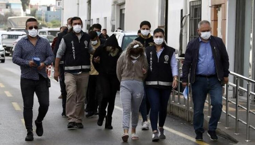 Pencereden düşüp hayatını kaybetti Sevgilisi ve ablası ile 3 arkadaşı cinayet şüphesiyle tutuklandı