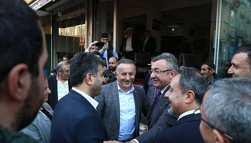 AK Parti ve CHPli isimlerden renkli görüntüler: Esnaf ziyaretinde karşılaştılar