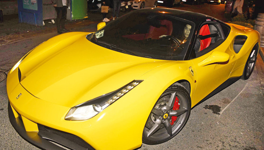 Yağmur Sarıoğlu 6 milyonluk Ferrarisi ile Etilerde