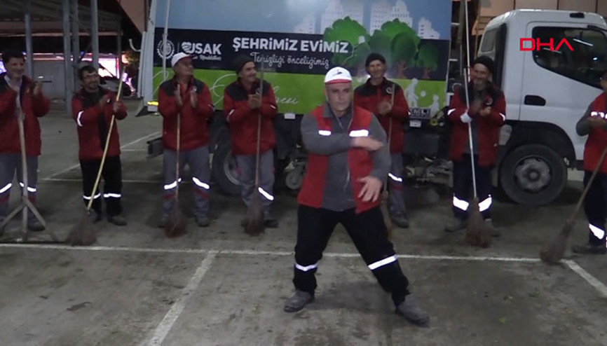Temizlik işçisi Maykıl Fikret Michael Jackson dansları ile arkadaşlarını motive ediyor Temizlik işçisi Maykıl Fikret Michael Jackson dansları ile arkadaşlarını motive ediyor